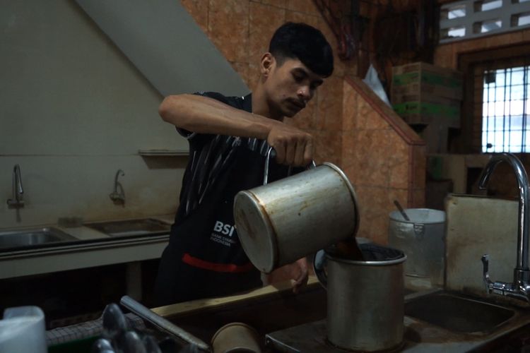 Barista sedang menyiapkan kopi di warung Kopi Solong, Banda Aceh, Selasa (29/11/2022).