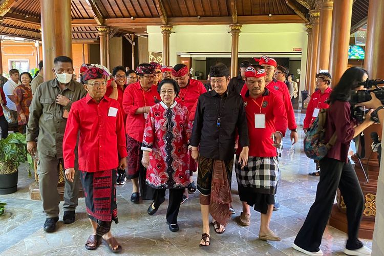 Ketua Umum PDI-P Megawati Soekarnoputri digandeng Ketua DPP PDI-P Prananda Prabowo dan didampingi Ketua DPD PDI-P Bali I Wayan Koster saat menghadiri acara konsolidasi PDI-P Bali, Sabtu (17/6/2023).