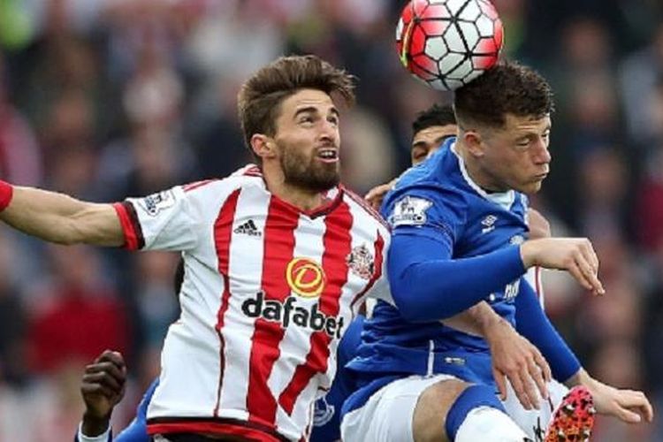 Fabio Borini dan Ross Barkley berebut bola di udara saat Sunderland menjamu Everton di Stadium of Lights, Rabu (11/5/2016). 