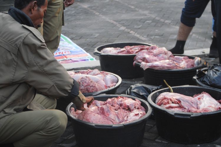 Tim gabungan Pemerintah Kabupaten Grobogan, Jawa Tengah serta kepolisian setempat berhasil menggagalkan upaya penyelundupan ratusan kilogram daging sapi gelonggongan, Jumat (16/6/2017) pagi sekitar pukul 05.00 WIB.