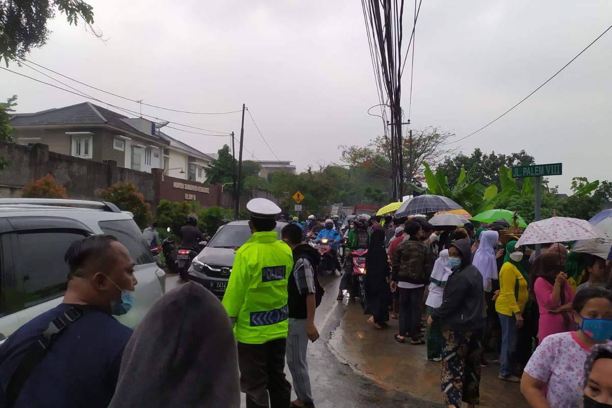 Kemacetan terjadi di sekitar lokasi pemakaman pasangan Vanessa Angel dan Febri Ardiansyah di TPU Islam Malaka, Jalan Swadarma, Ulujami, Jakarta Selatan, pada Jumat (5/11/2021) pagi. 
