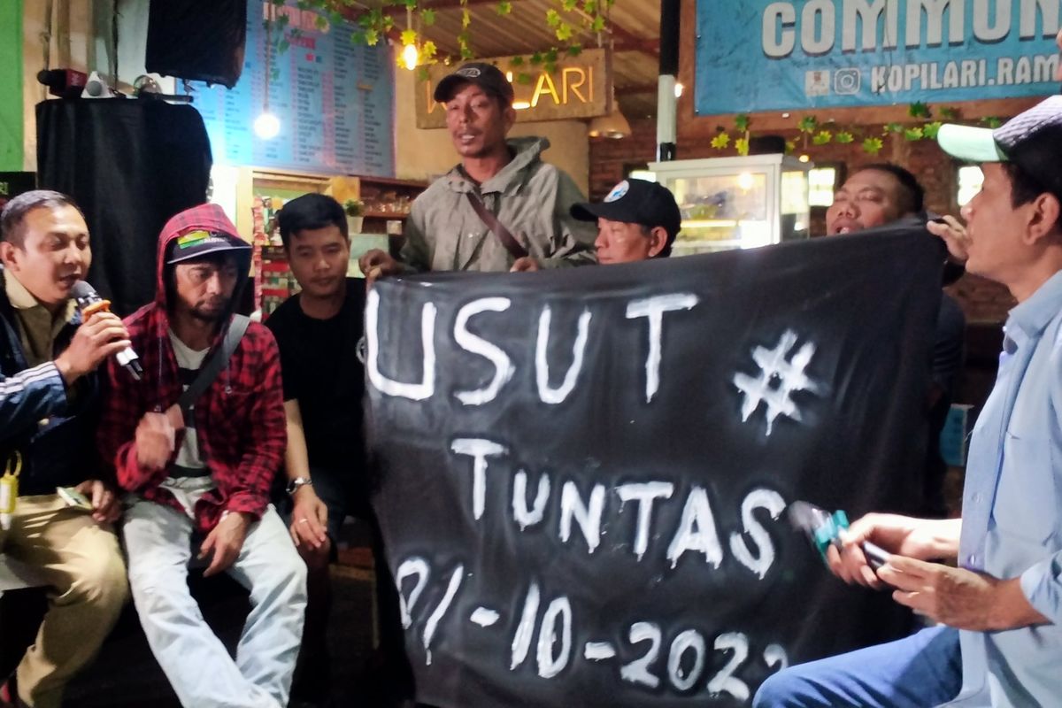 Suporter Aremania berkumpul di salah satu kedai kopi di Kota Malang pada Senin (3/10/2022).