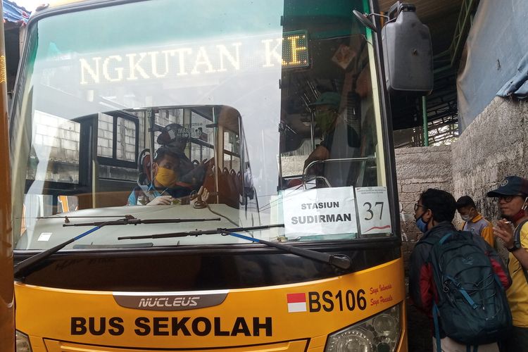 Sejumlah penumpang tampak duduk berjarak di dalam layanan bus gratis tujuan Jakarta, di Stasiun Bojonggede, Kabupaten Bogor, Jawa Barat, Senin (15/6/2020).