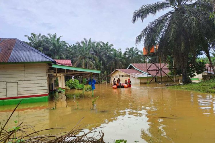 Tim SAR Bengkulu berhasil mengevakuasi 55 warga yang terjebak banjir di perkebunan PT. Bio Nusantara, Kabupaten Bengkulu Tengah pada Selasa (30/8/2022). Sebelumnya warga bertahan di atap rumah dan tempat tinggi bertahan selama satu malam sejak, Senin (29/8/2022) sore.