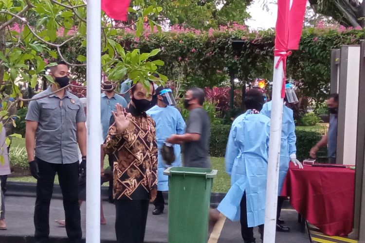 Jokowi saat menyapa masyarakat Yogyakarta yang mendapatkan bantuan sembako