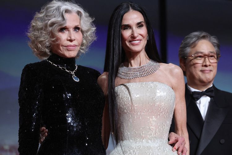 Janne Fonda dan Demi Moore dalam balutan busana berpayet di Cannes Film Festival 2026. (Photo by Valery HACHE / AFP)