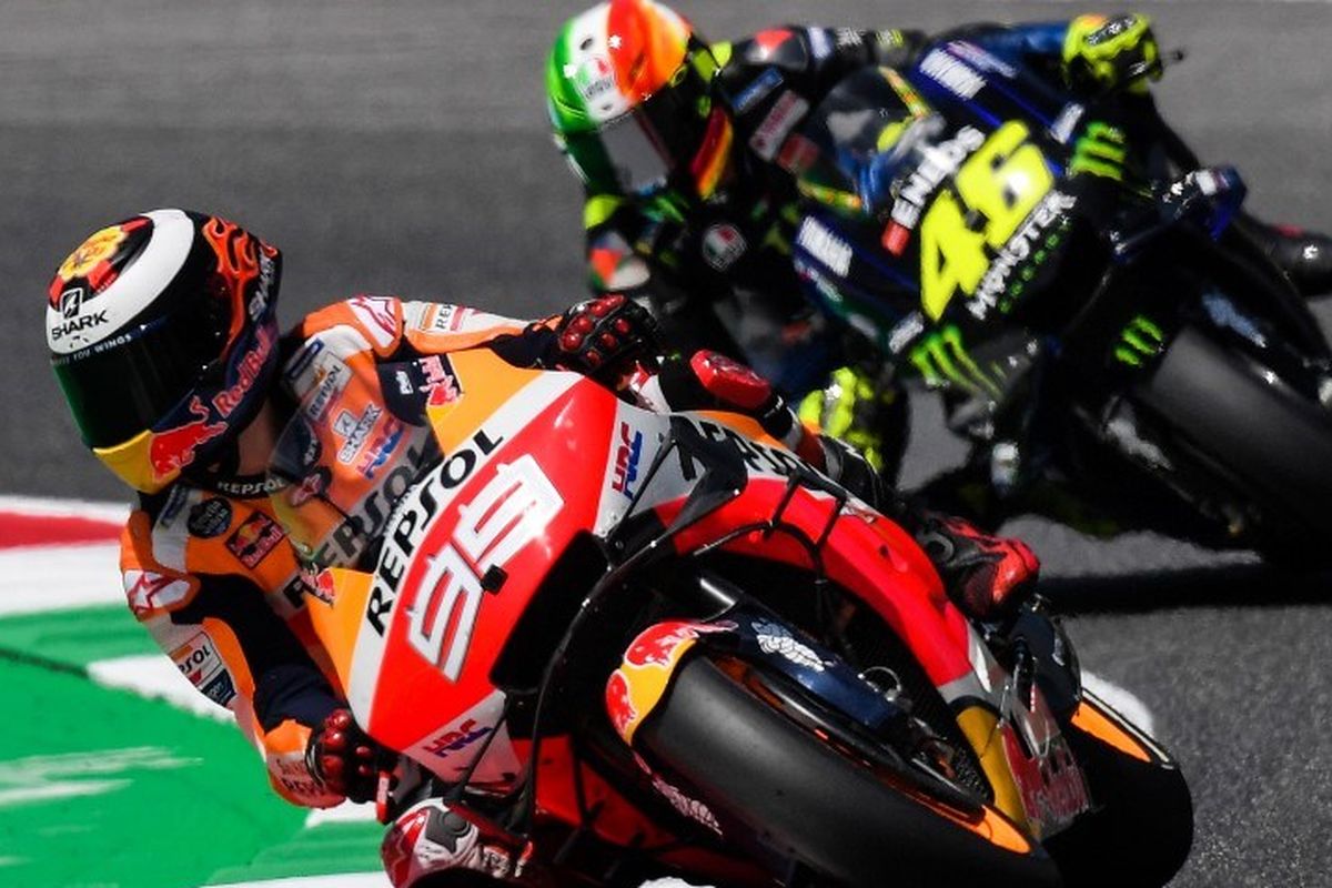 Pebalap Spanyol Jorge Lorenzo (Depan) mengendarai Honda-nya diikuti oleh pebalap Italia Valentino Rossi yang mengendarai Yamaha-nya selama latihan bebas 4 di depan Grand Prix Moto GP Italia di trek balap Mugello pada 1 Juni 2019 di Scarperia e San Piero.