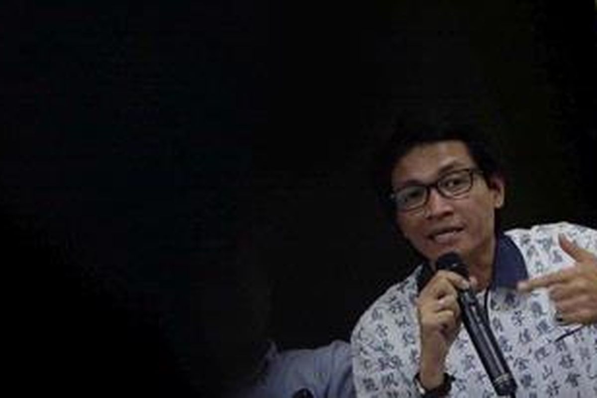 Ketua Dewan Pengurus Komisi Untuk Orang Hilang dan Korban Tindak Kekerasan (Kontras), Usman Hamid menanggapi kasus kerusuhan di Sampang, Jawa Timur, di Kantor Lembaga Bantuan Hukum Indonesia di Jakarta, Senin (27/8/2012). Kontras bersama sejumlah organisasi lain mendesak pemerintah mengusut persoalan konflik antara umat syuni dan syiah di Sampang dan segera menjamin perlindungan dan keaman terhadap korban terutama perempuann dan anak-anak.  