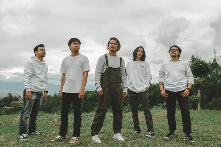 Band Kerabat Kerja feat. Ifan Ohsi merilis singel Semua Akan Berakhir.