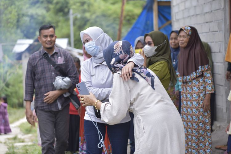 Bupati Indah Putri Indriani (IDP) bersama warga Dusun Balakala, Desa Lantang Tallang, Kecamantan Masamba, Kabupaten Luwu Utara, Sabtu (4/12/2021).