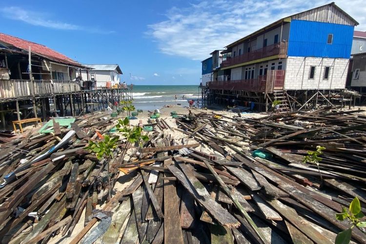 Siklon Tropis Bavi Picu Gelombang Tinggi di Kaltim, 3 Rumah di Pesisir Balikpapan Ambruk Diterjang Ombak