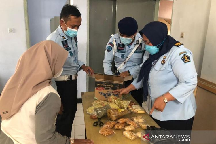 Petugas memeriksa makanan di Lembaga Pemasyarakatan Kabupaten Garut, Jawa Barat, Senin (4/10/2021). 