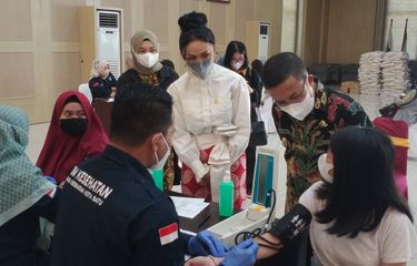 Krisdayanti bersama Wakil Wali Kota Batu Punjul Santoso saat memantau kegiatan vaksinasi booster di Gedung Graha Pancasila, Balai Kota Among Tani, Kota Batu, Jawa Timur pada Selasa (19/7/2022). 