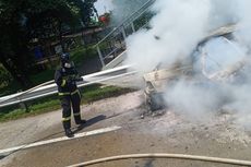 Korsleting Listrik, Mobil BMW Terbakar di Pintu Keluar Tol Jatiwarna Bekasi