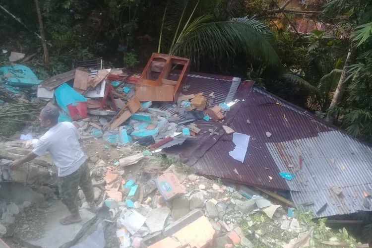 Rumah dua lantai di kawasan Kebun Cengkeh, Desa Batru Merah, Kecamatan Sirimau, Ambon ambruk ke jurang setelah hujan lebat mengguyur Kota Ambon sejak Minggu malam hingga Senin dini hari (21/6/2021)