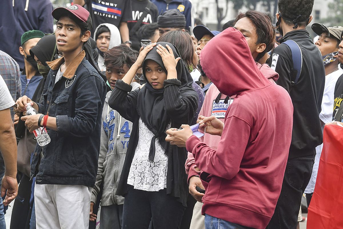 Anak di bawah umur mengikuti aksi tolak UU Cipta Kerja di kawasan Patung Kuda, Jakarta, Selasa (13/10/2020). Aksi menolak UU Cipta Kerja yang awalnya hanya banyak digelar kaum buruh dalam perkembangannya juga diikuti berbagai elemen masyarakat, dari mahasiswa, pelajar, hingga anak-anak di bawah umur.