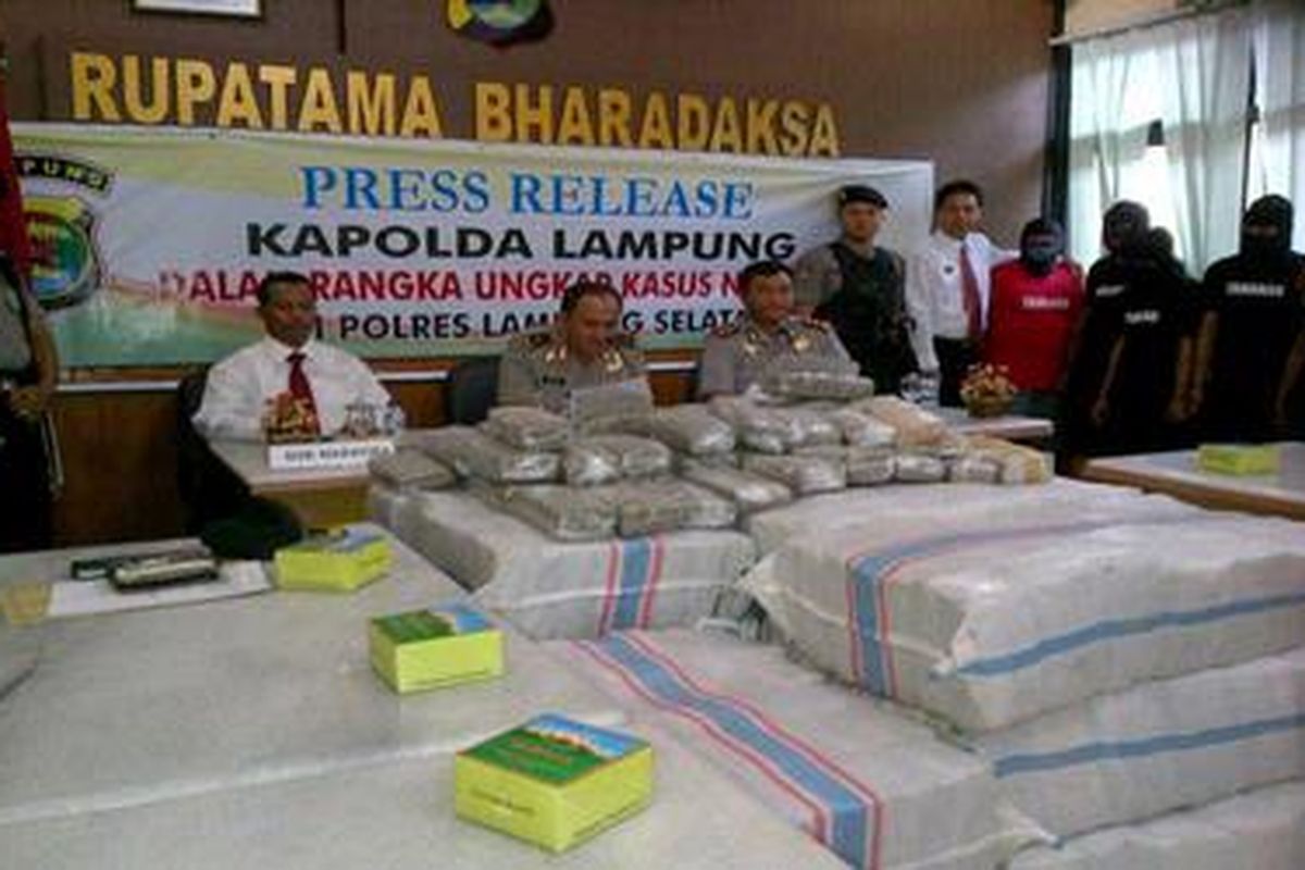 Kepala Polda Lampung Brigadir Jendral Pol. Heru Winarko memimpin gelar perkara pengungkapan kasus upaya penyelundupan 600 kg ganja, Senin (19/11/2012) di Markas Polres Lampung Selatan.     