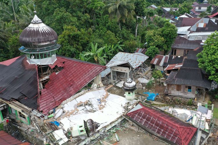 Foto udara masjid yang runtuh akibat gempa di Nagari Kajai, Kabupaten Pasaman Barat, Sumatera Barat, Jumat (25/2/2022). Badan Nasional Penanggulangan Bencana (BNPB) menyatakan gempa berkekuatan magnitudo 6,1 di Pasaman Barat dan sekitarnya itu mengakibatkan tujuh warga meninggal dunia.