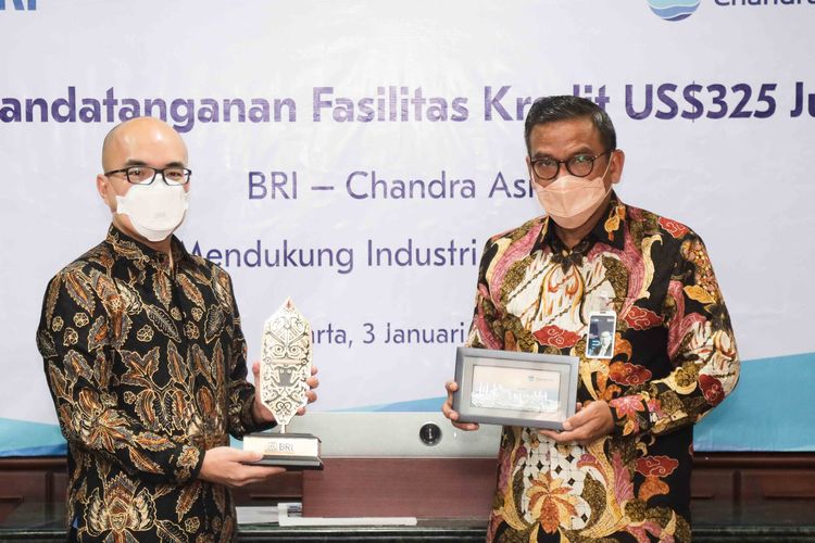 PT Bank Rakyat Indonesia Tbk (BBRI) bersama PT Chandra Asri Petrochemical Tbk (TPIA) melakukan penandatanganan perjanjian kerjasama (PKS) senilai 325 juta dollar AS.