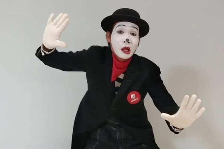 Di Balik Wajah Putih Pantomim: Perjuangan Amar Menjaga Seni dan Menghidupi Keluarga