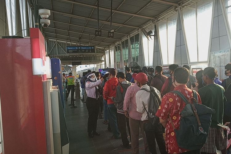 Sejumlah petugas stasiun dan gugus tugas dari TNI-POLRI tampak melakukan pemeriksaan suhu tubuh bagi penumpang KRL di Stasiun Bojonggede, Kabupaten Bogor, Jawa Barat, Selasa (9/6/2020).
