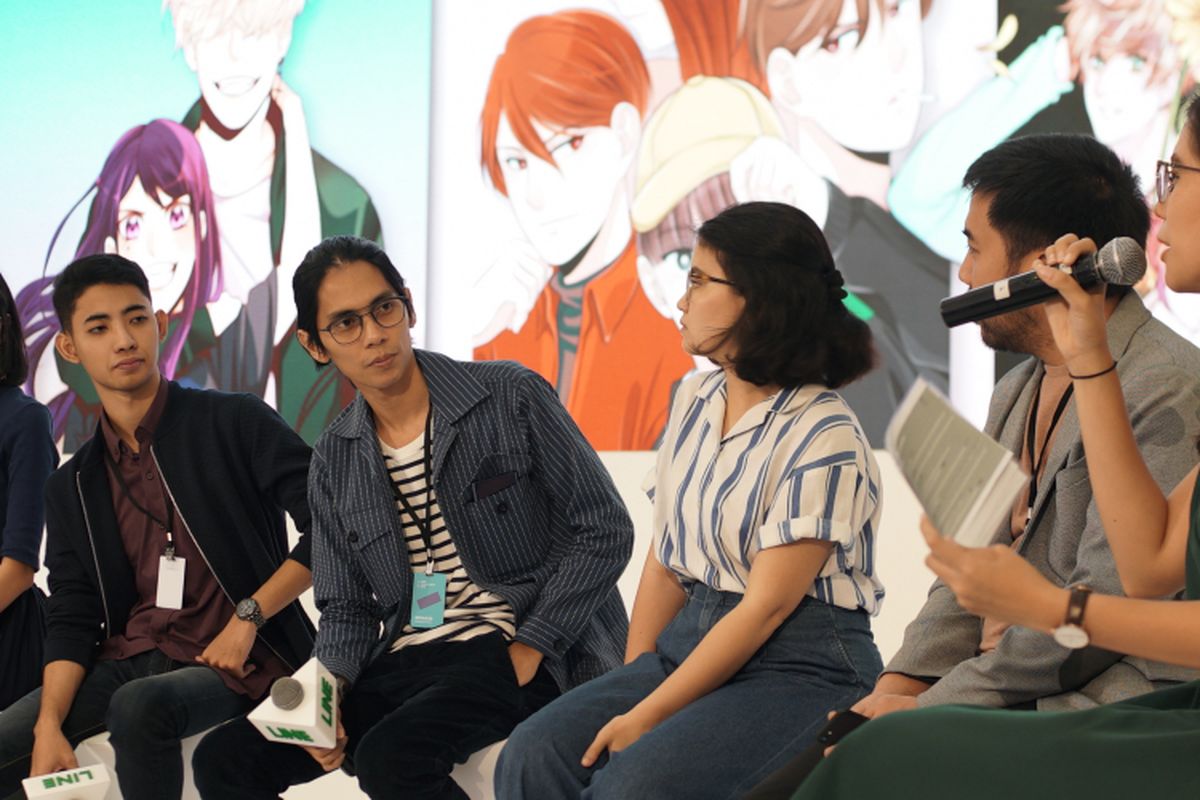 (ketiga dari kiri) CEO dan produse eksekutif Visinema Pictures, Angga Dwimas Sasongko, hadir di LINE Creativate 2018: Dari LINE Webtoon ke Layar Lebar.