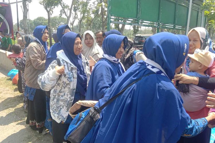 Suasana saat 35 warga Desa Genukwatu, Kecamatan Ngoro, Kabupaten Jombang, Jawa Timur, kembali ke kampung halaman setelah berangkat umrah secara bersama-sama, Senin (14/10/2024).