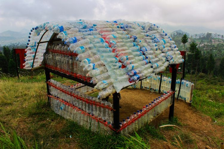Salah satu rumah botol plastik yang ada di Gunung Slamet, Dusun Bambangan, Desa Kutabawa, Kecamatan Karangreja, Purbalingga, Jawa Tengah.