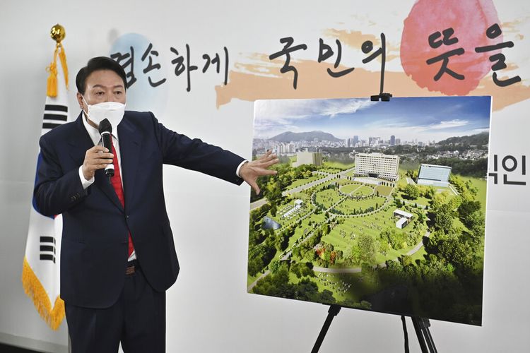 Presiden terpilih Korea Selatan Yoon Suk Yeol menunjukkan pandangan sekilas tentang rencana relokasi kantor kepresidenan selama konferensi pers di Seoul, Korea Selatan, Minggu, 20 Maret 2022. 
