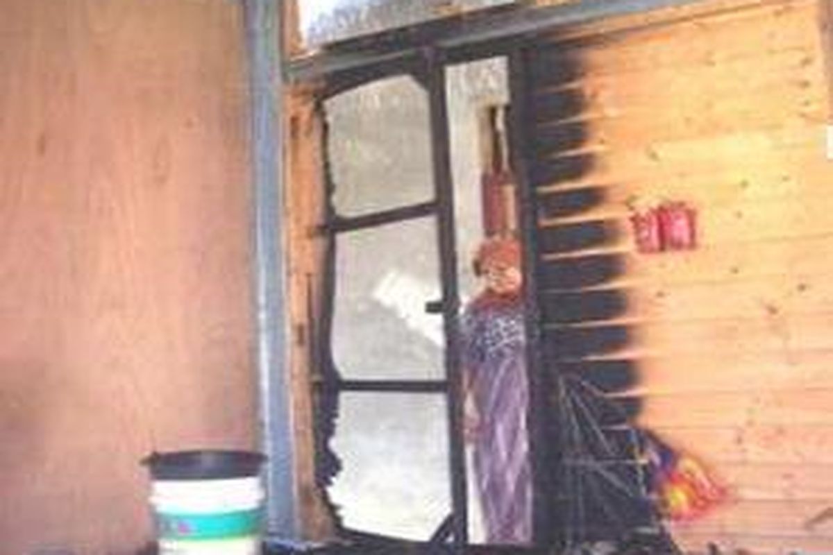 Seorang ibu warga Desa Pu uk, Kecamatan Kaway XVI, Aceh Barat, Minggu (29/3) memperhatikan bekas pembakaran rumah seorang caleg Partai Aceh yang dibakar OTK pada Sabtu (28/3) malam. Dalam peristiwa itu sang caleg lolos dari amukan api.