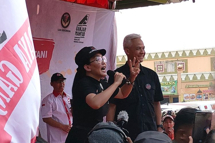 Politikus PDI-P Rieke Diah Pitaloka atau Oneng (kiri) di samping calon presiden nomor urut 3 Ganjar Pranowo (kanan) saat berorasi dalam kampanye di Babelan, Kabupaten Bekasi, Jawa Barat, Kamis (14/12/2023).