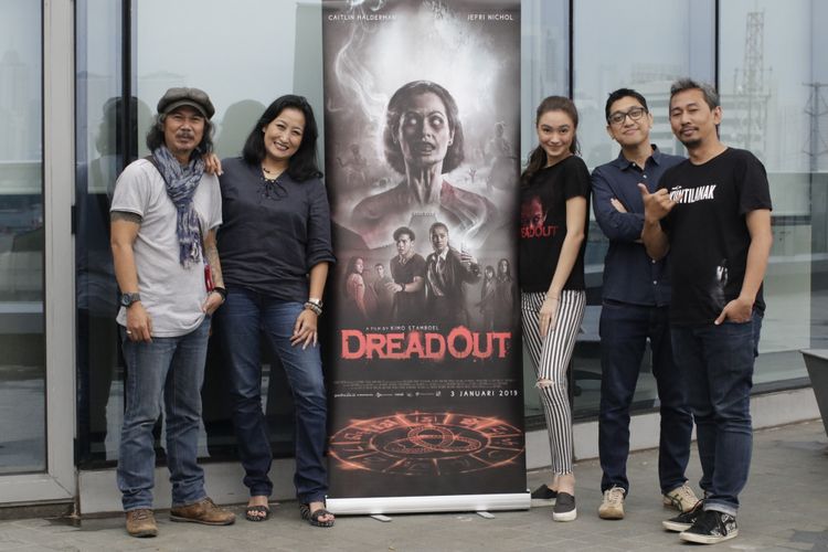 Game Developer DredOut Rachmad Imron,  sutradara Kimo Stamboel, aktor peran Caitlin Halderman, produser Wida Handoyo, art director Ade Gimbal (dari kanan ke kiri) berpose di sela wawancara promo film DreadOut di Menara Kompas Gramedia, Palmerah Selatan, Jakarta, Rabu (12/12/2018). Film yang bergenre horor ini diangkat dari sebuah game buatan developer lokal Indonesia yaitu Digital Hapiness. Film ini akan segera tayang pada 3 Januari 2019 mendatang.