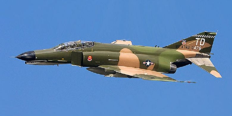 Jet tempur F-4 Phantom.