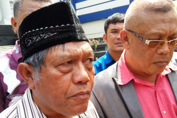 Kiri ke kanan: Tim kuasa hukum Muchtar Pakpahan dan Eggi Sudjana mewakili Dewan Pimpinan Pusat Serikat Buruh Sejahtera Indonesia (DPP SBSI), Konfederasi Serikat Pekerja Indonesia (KSPI), dan Dewan Pimpinan Pusat Partai Buruh (DPP PB) sambangi MK guna melengkapi berkas gugatan uji materi UU tax amnesty, Selasa (26/7/2016).