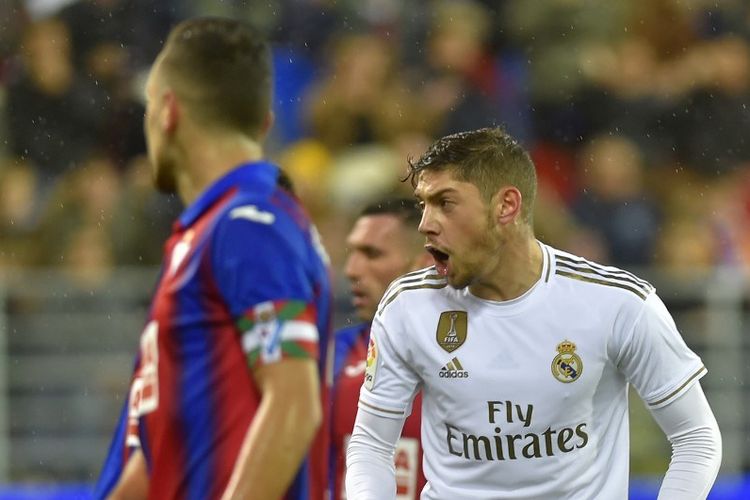 Federico Valverde merayakan gol Karim Benzema pada pertandingan Eibar vs Real Madrid dalam lanjutan Liga Spanyol di Stadion Ipurua, 9 November 2019. 