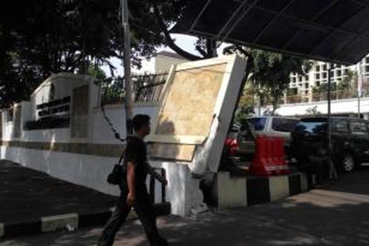 Tembok pagar Gedung Komisi Pemilihan Umun (KPU) roboh tertabrak Barracuda milik Kepolisian, Senin (26/5/2014)