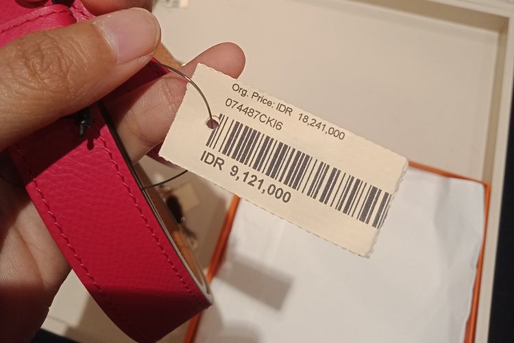 Salah satu item Hermès yang diobral di Grand Hyatt Hotel Jakarta, Kamis (11/7/2019).