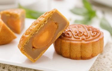 ilustrasi kue bulan isi pasta lotus. 