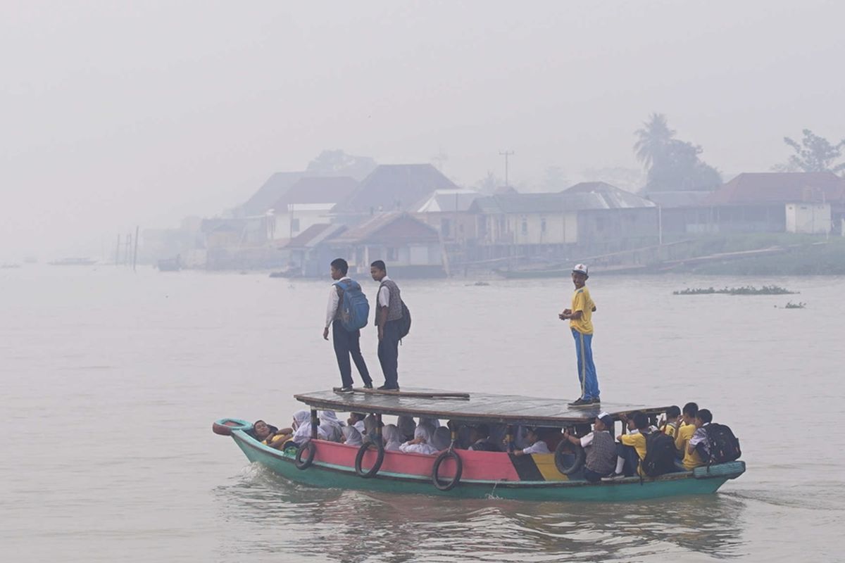 Kondisi udara di Palembang diselimuti kabut asap kebakaran hutan dan lahan. Akibatnya, kualitas udara di Palembang pun menyentuh kepada level tidak sehat.