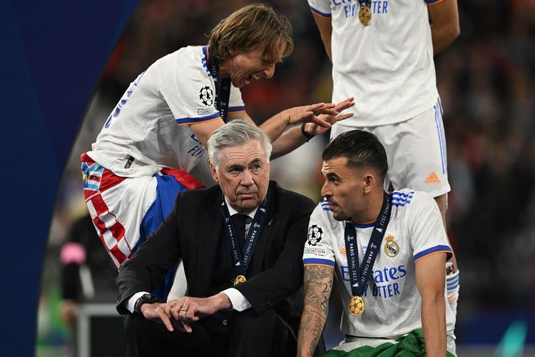 Pelatih Real Madrid Carlo Ancelotti (kiri) berbincang dengan Daniel Ceballos (kanan) di tengah perayaan juara Liga Champions 2021-2022 di Stade de France, Saint-Denis, Perancis, pada Minggu (29/5/2022) dini hari WIB.