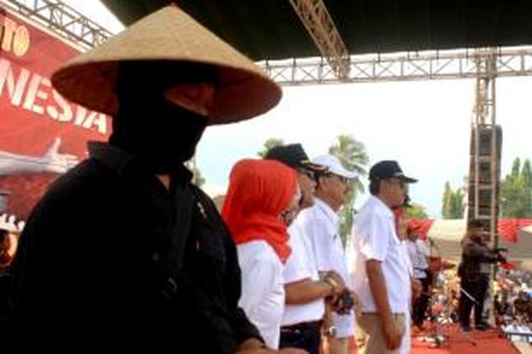 Calon anggota legislatif (caleg) Partai Gerindra Jember, Jawa Timur, M Ali Fikri, selalu berdandan ala ninja di setiap kesempatan kampanye.   