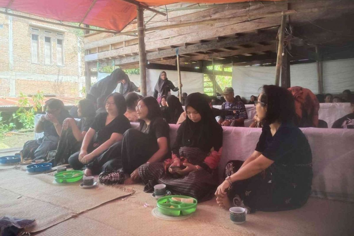 Warga dari keyakinan berbeda dijamu keluarga berduka. 