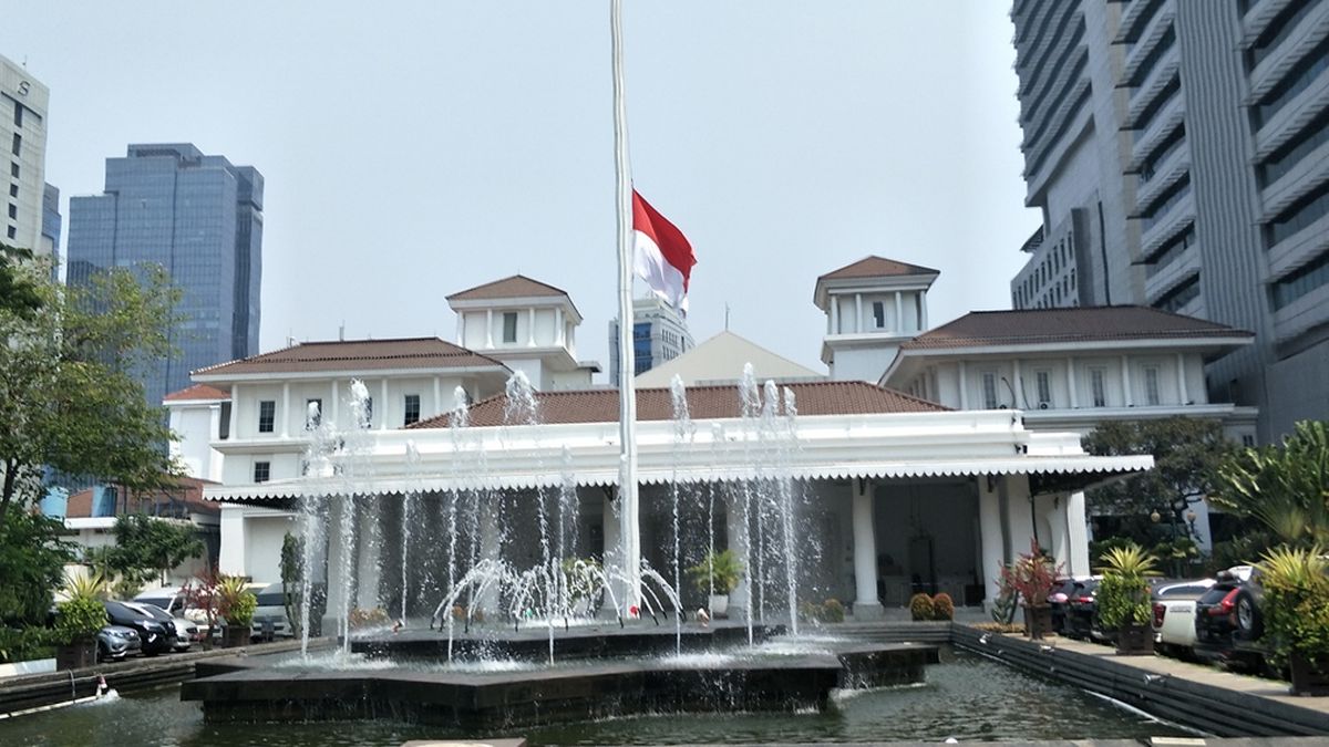 Why Is the Red and White Flag Flown at Half-Mast? The Rules and Its Meaning Explained