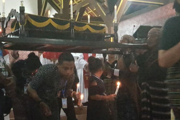 Para peziarah mengikuti prosesi Logu Senhor di Gereja Santo Ignatius Loyola (Gereja Tua Sikka), Kampung Sikka, Kecamatan Lela, Kabupaten Sikka, Nusa Tenggara Timur, Jumat (19/4/2019) malam.