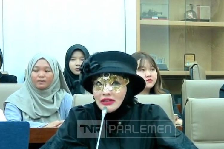 Doktif Hadiri Rapat DPR Pakai Topeng, Anggota Dewan Protes: Itu Sosok Misterius?