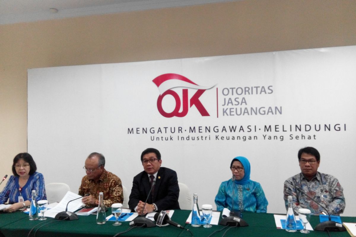 Konferensi pers Otoritas Jasa Keuangan (OJK) di Jakarta, Rabu (5/4/2017).
