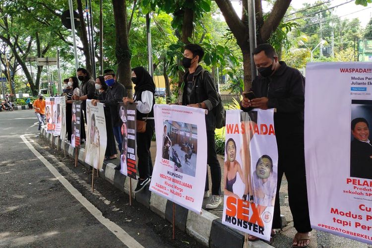 Massa menggelar aksi di depan Pengadilan Negeri Kelas 1 A Kota Malang dan kantor Kejaksaan Negeri Kota Batu pada Rabu (23/2/2022). 