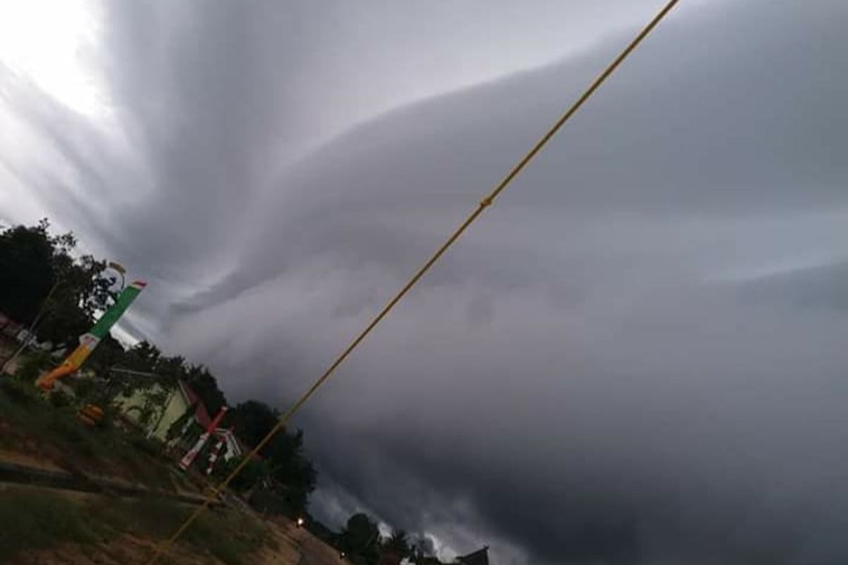Foto awan pekat menyerupai ombak sebelum bencana angin puting beliung di Tulang Bawang, Rabu (20/5/2020). (FOTO: Istimewa)