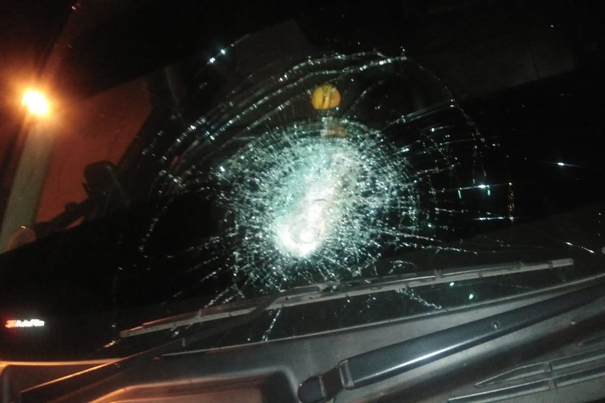 Kaca mobil pecah akibat dilempar orang tak dikenal yang terjadi di wilayah Kabupaten Kediri, Jawa Timur.