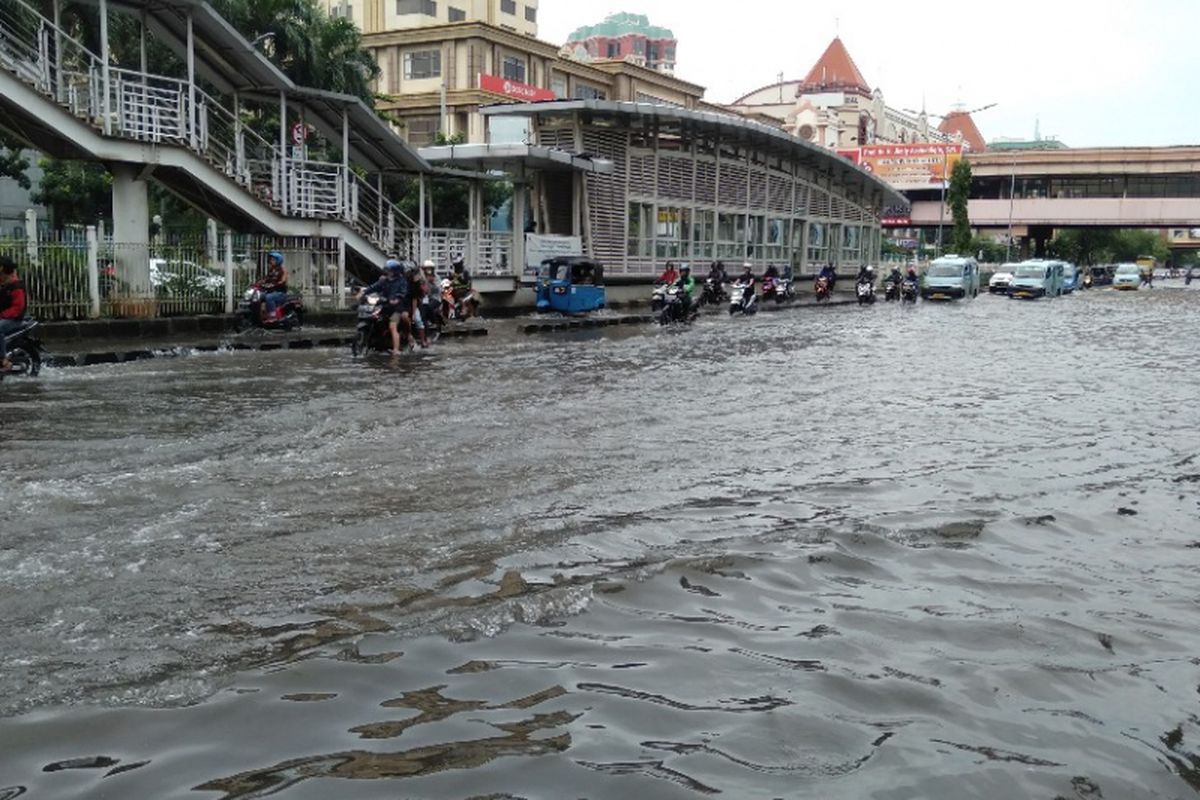Banjir di kawasan ITC Mangga Dua, Selasa (5/3/2019).